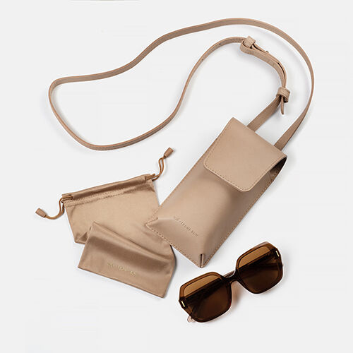 FRONT ROUW ROSIE ON