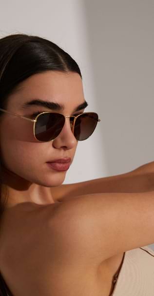 A x SPSM-Hero section image-Chica avec les lunettes de la collection