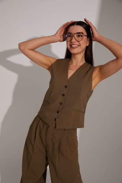 A x SPSM-Hero section image-Chica avec les lunettes de la collection