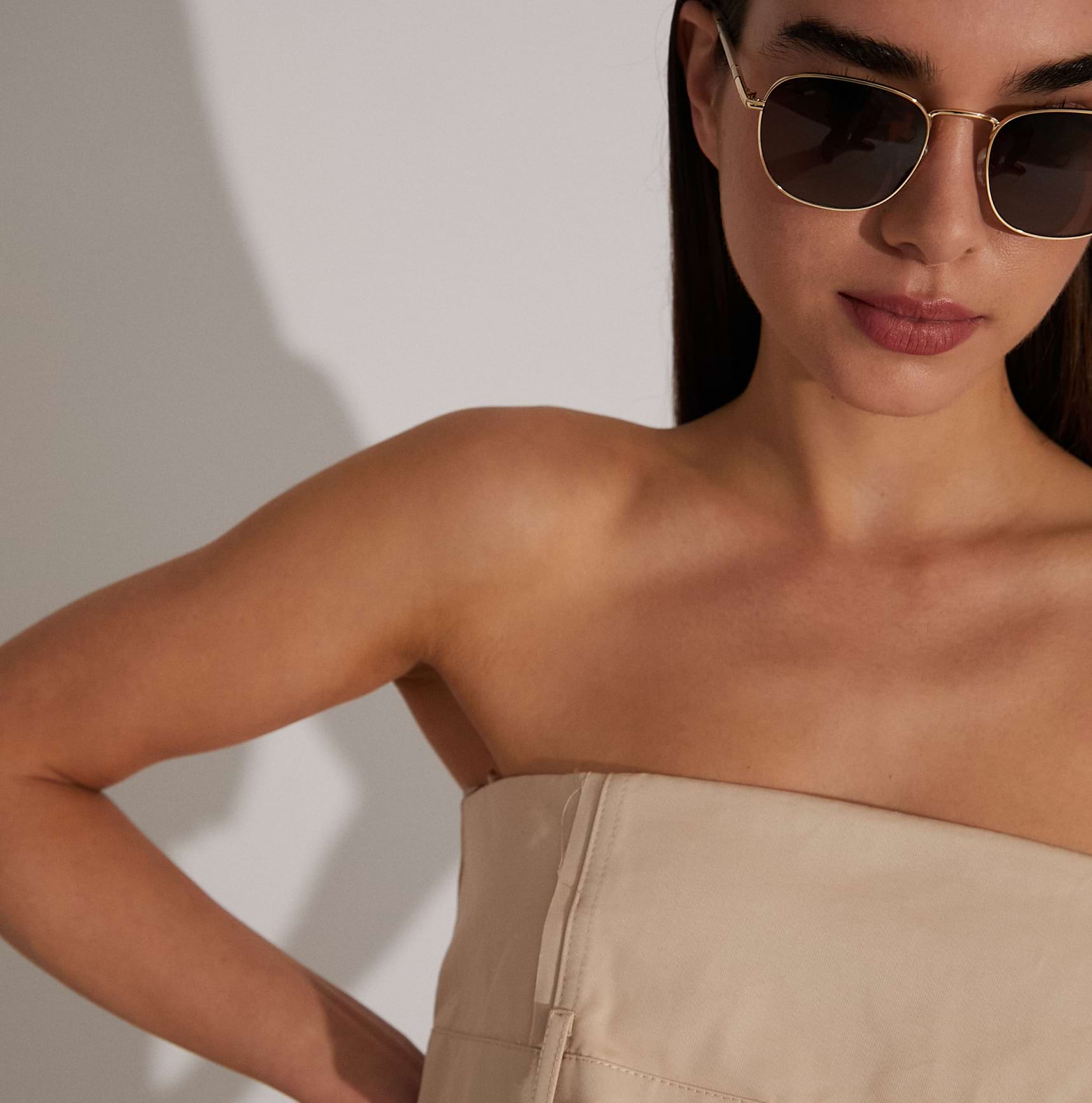 A x SPSM-Hero section image-Chica avec les lunettes de la collection