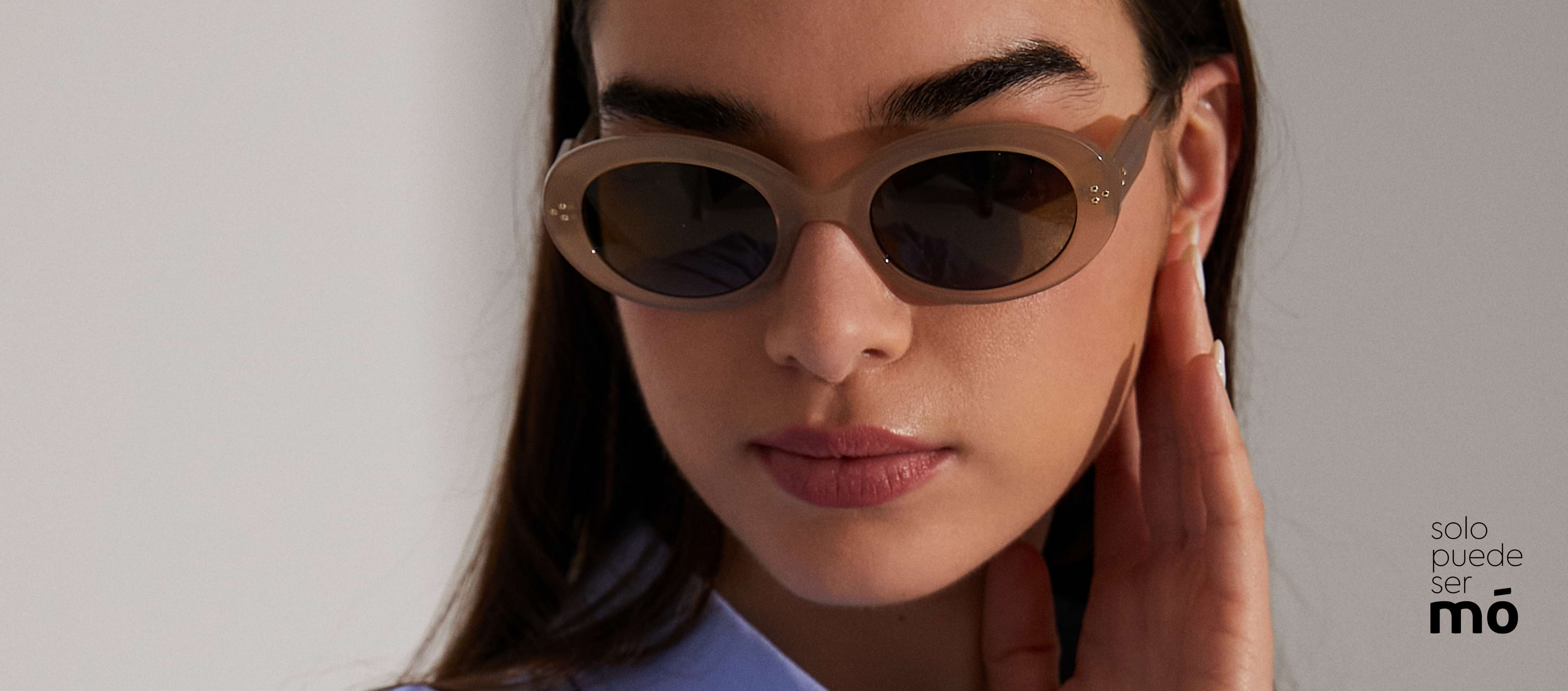 A x SPSM-Hero section image-Chica avec les lunettes de la collection