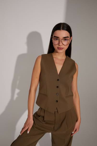 A x SPSM-Hero section image-Chica avec les lunettes de la collection
