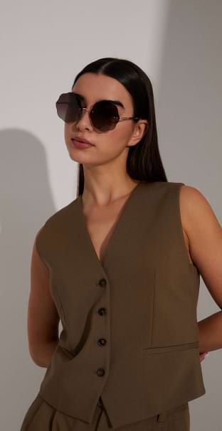 A x SPSM-Hero section image-Chica avec les lunettes de la collection